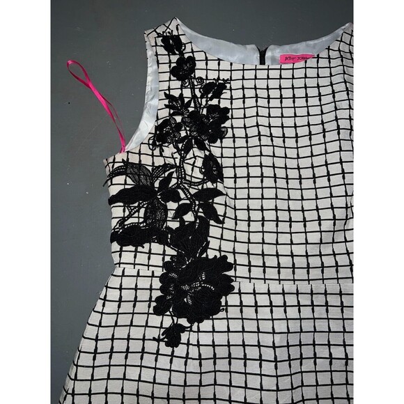 Betsey Johnson Women's Floral-Applique Sheath Dress (14,  Ivory/Black) - Picture 7 of 8